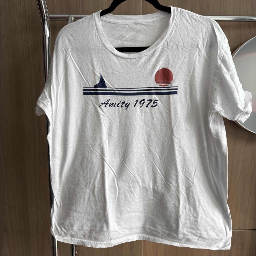 White Graphic T-Shirt with Amity 1975 Blue and Red Design (Jaws) - Mens Small